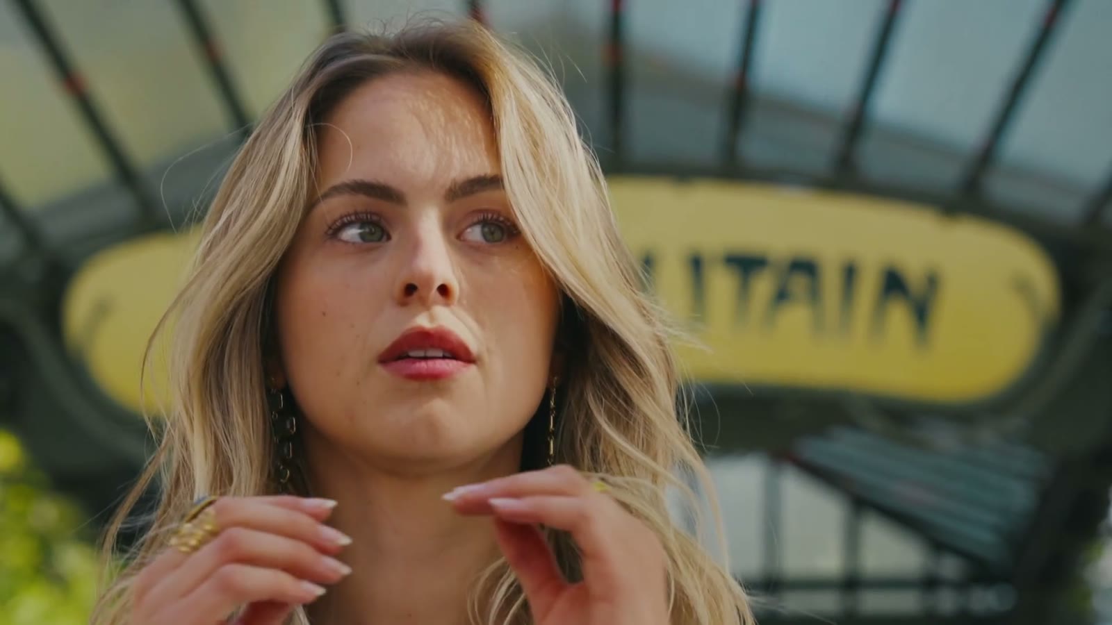 Camille, modèle, en chemise rayée devant le Sacré-Cœur pendant le shooting de la collection Aura d'Eiden