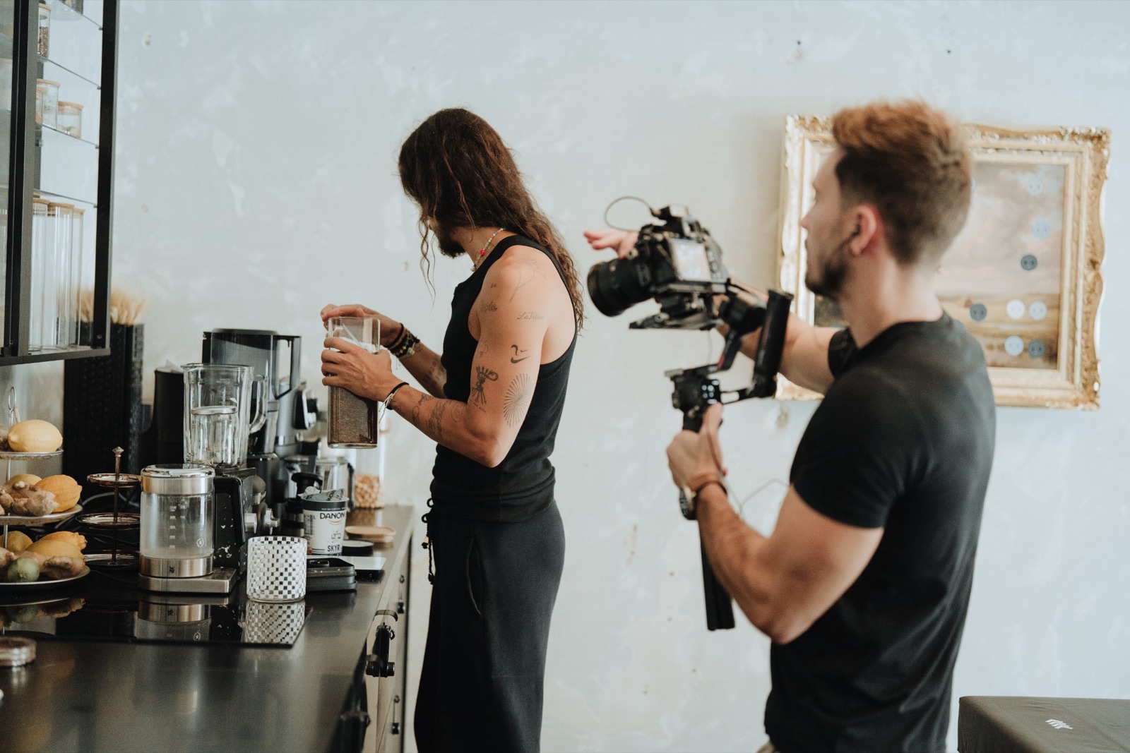 Harry Nuriev prépare un jus dans sa cuisine pendant qu'il est filmé au stabilisateur Ronin