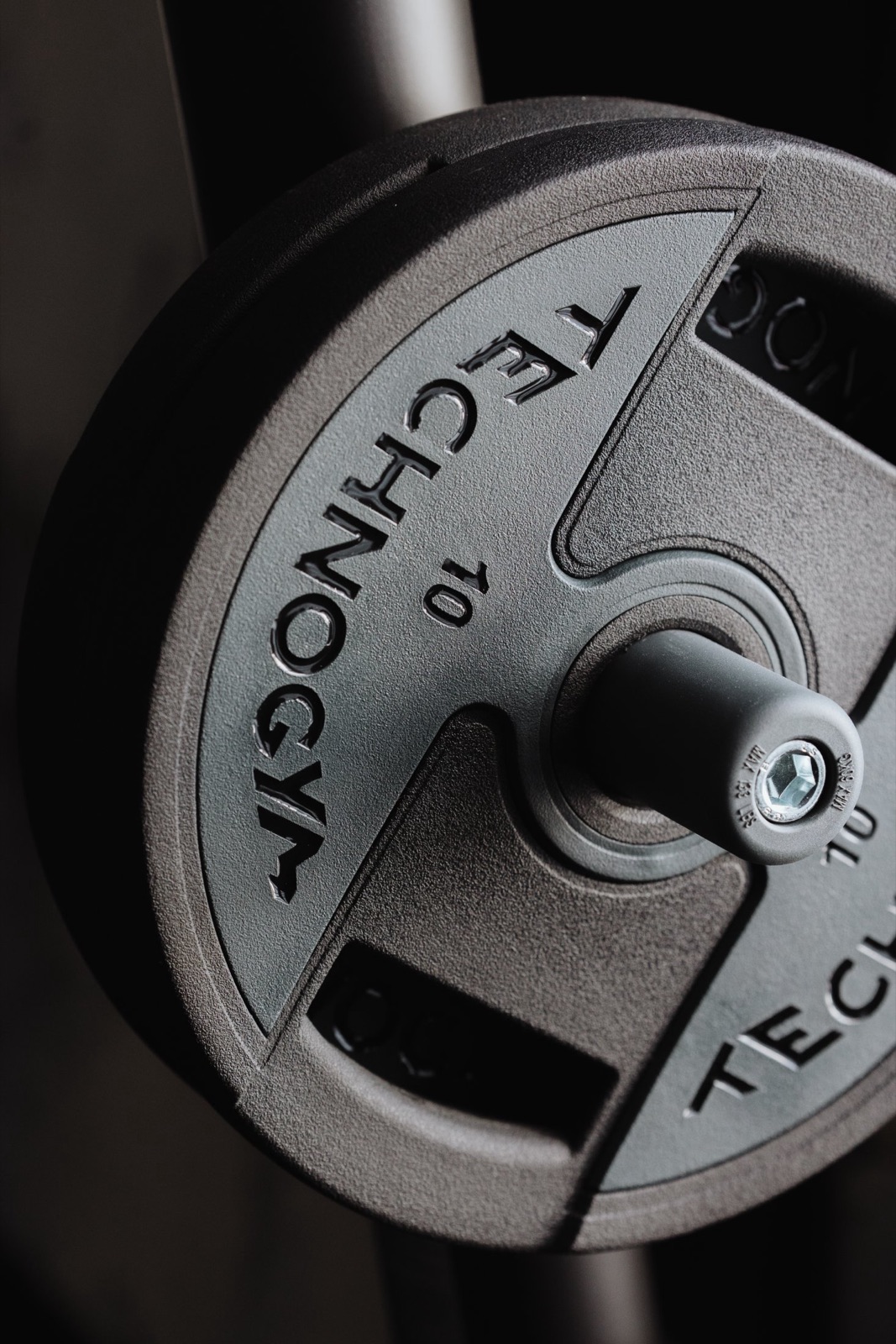 Gros plan sur un disque de fonte gravé Technogym
