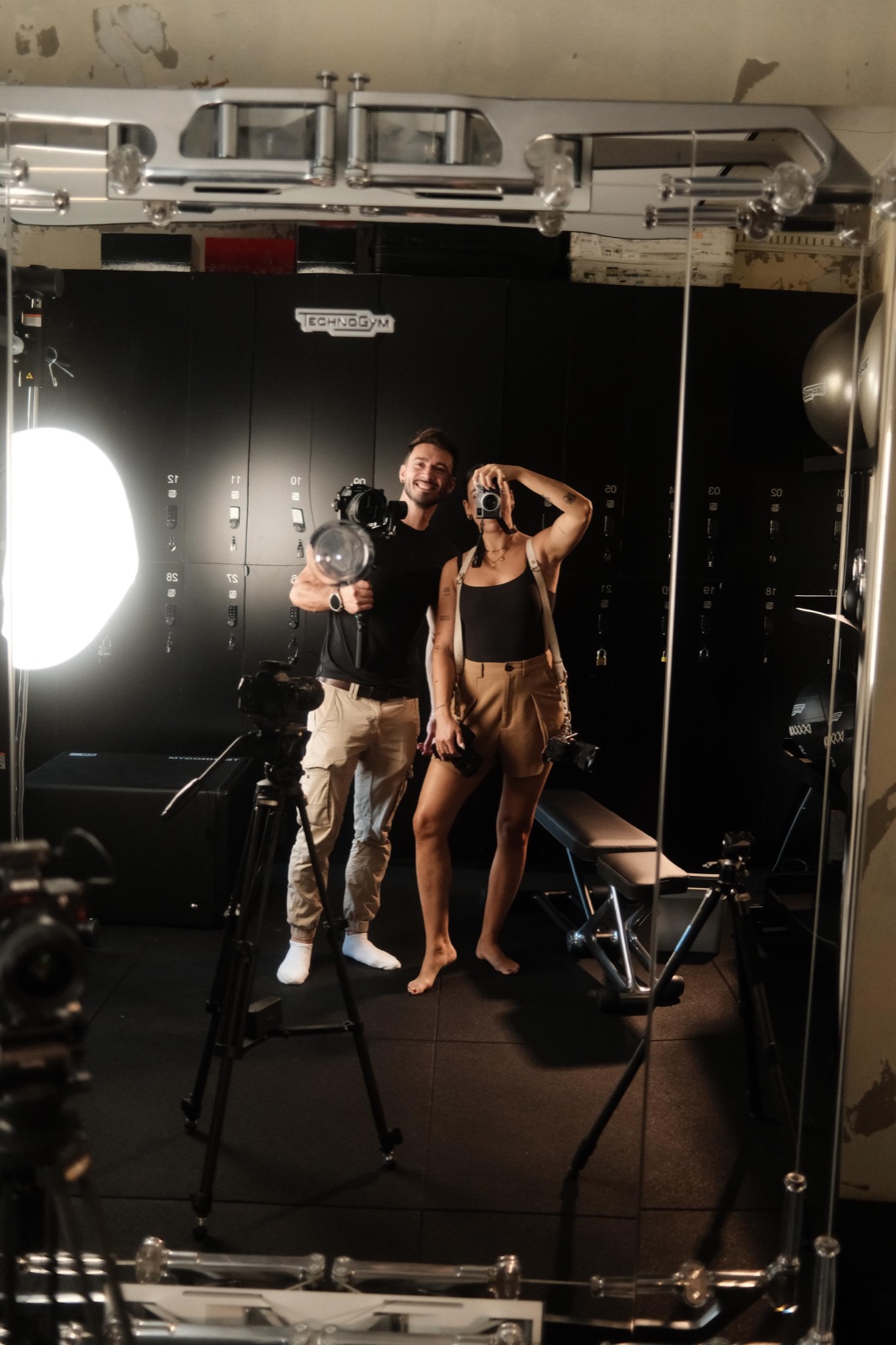 Paul Tanguy, caméra au Ronin, et Lyne, boîtier photo à la main, sur le plateau Technogym
